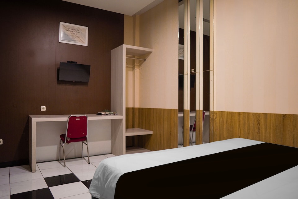 Hotel O near Tugu Simpang Haru formerly Zaara Guest House, Lubuk Begalung, Padang