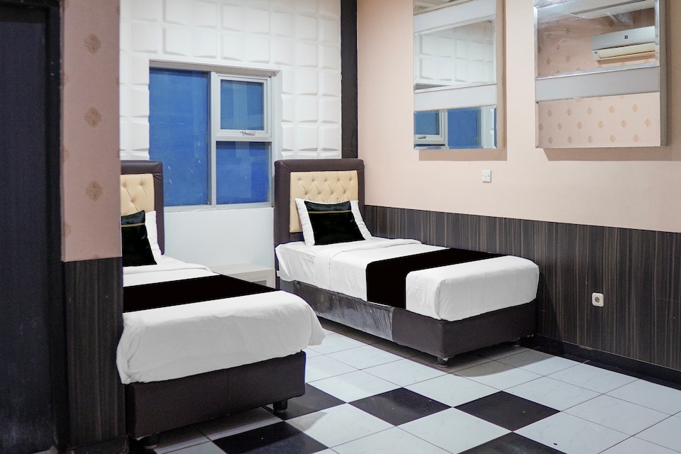 Hotel O near Tugu Simpang Haru formerly Zaara Guest House, Lubuk Begalung, Padang