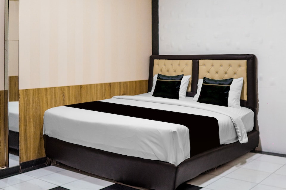 Hotel O near Tugu Simpang Haru formerly Zaara Guest House, Lubuk Begalung, Padang