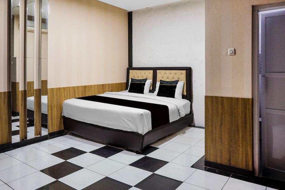 Hotel O near Tugu Simpang Haru formerly Zaara Guest House, Lubuk Begalung, Padang