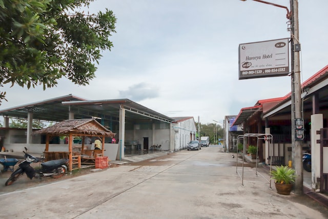 OYO 75331 Hareeya Hotel