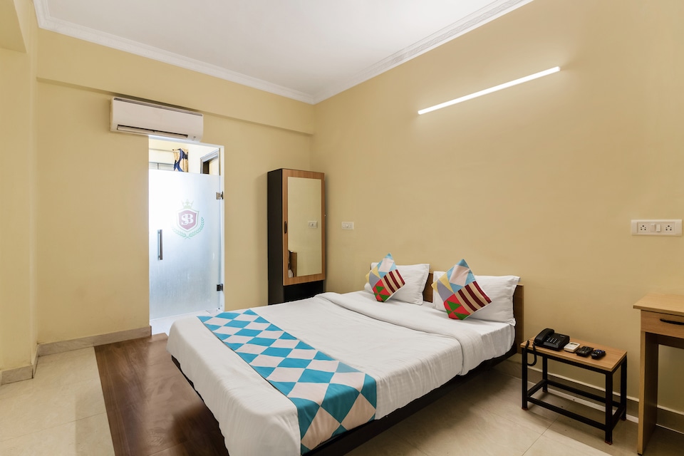 OYO FLAGSHIP 74389 HOTEL R R LIVING, Kondapur, Hyderabad