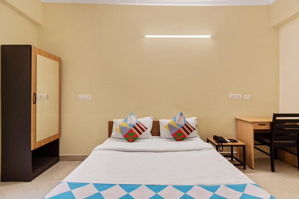 OYO FLAGSHIP 74389 HOTEL R R LIVING, Kondapur, Hyderabad