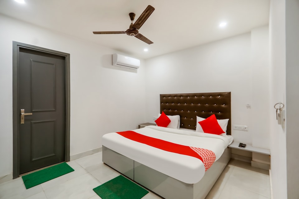 OYO 75631 happy holiday inn, Anand Vihar Delhi, Delhi