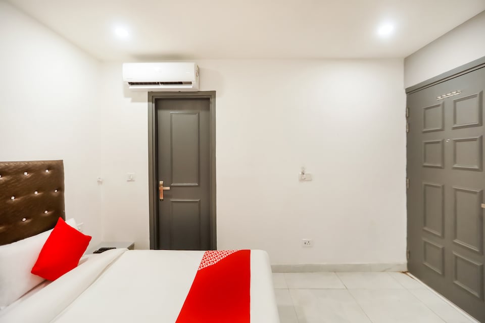 OYO 75631 happy holiday inn, Anand Vihar Delhi, Delhi