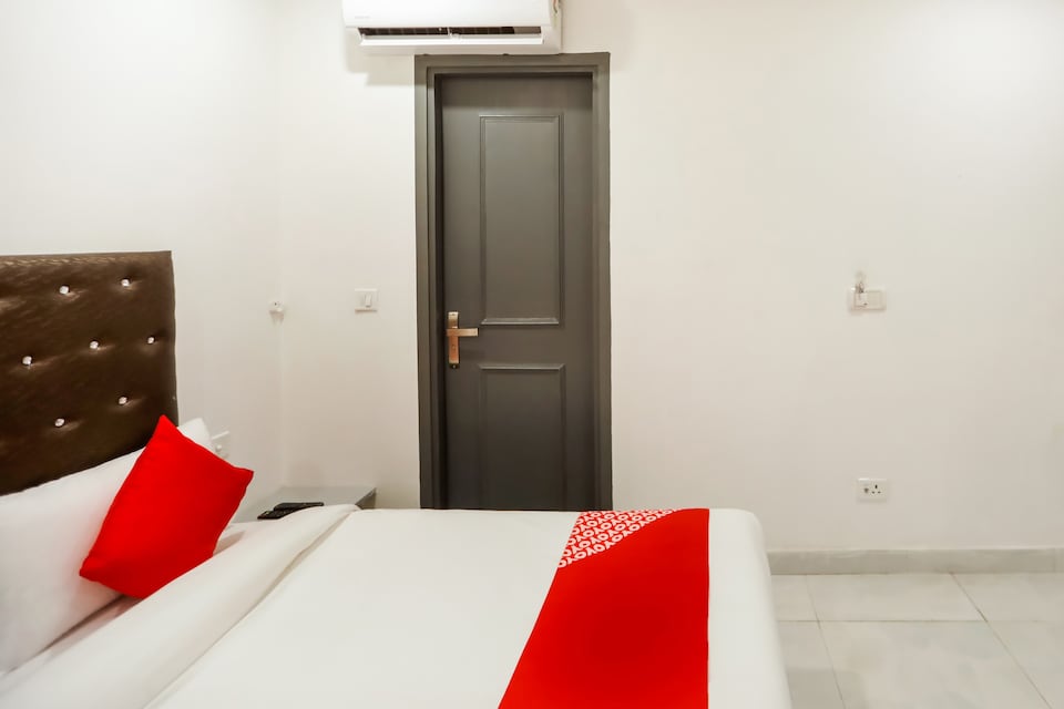 OYO 75631 happy holiday inn, Anand Vihar Delhi, Delhi