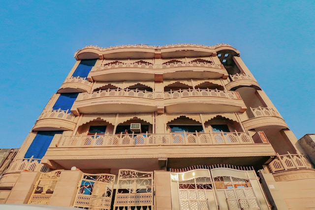Hotel O Primrose Hotel's Near Noida Sector 76 Metro Station
