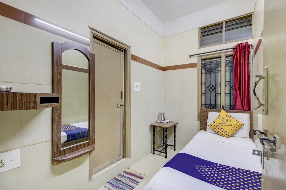 SPOT ON 75643 Golden Guest House, Majestic Bangalore, Bangalore
