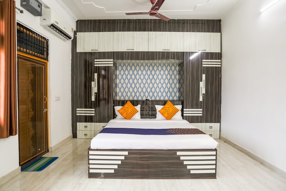 SPOT ON 75651 Hotel R l, Jhusi, Prayagraj