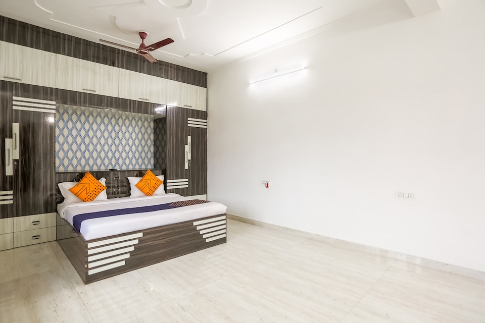 SPOT ON 75651 Hotel R l, Jhusi, Prayagraj