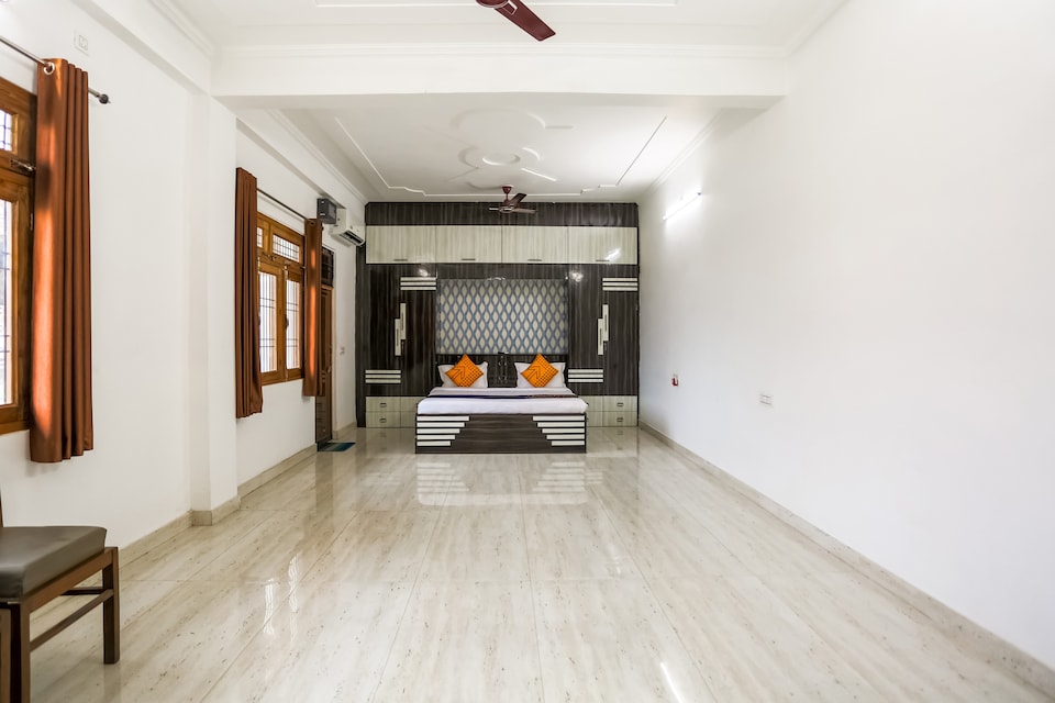 SPOT ON 75651 Hotel R l, Jhusi, Prayagraj