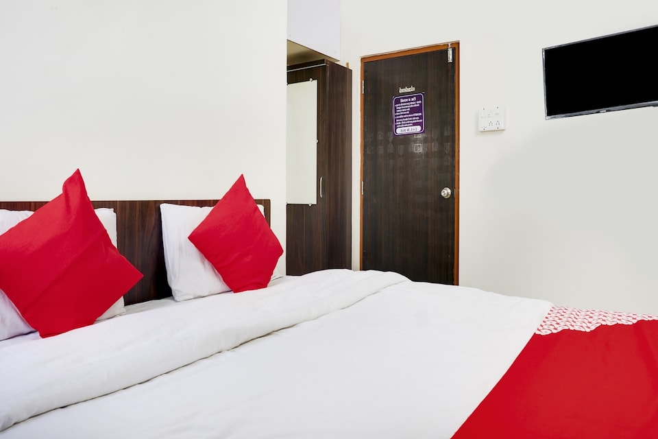 OYO Flagship 75731 Hotel Om Sai Lodging, Wagholi Pune, Pune