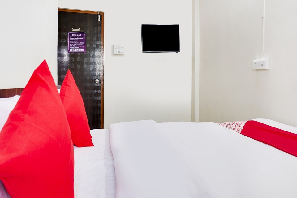 OYO Flagship 75731 Hotel Om Sai Lodging, Wagholi Pune, Pune