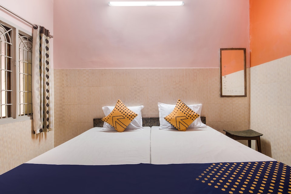 SPOT ON 75742 Sri Devi Lodge, Ramaraopet Kakinada, Kakinada