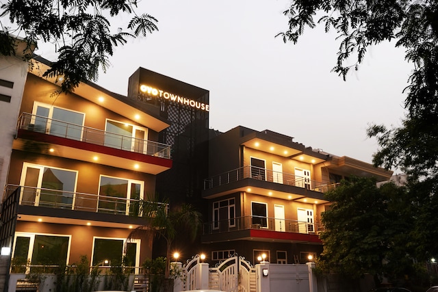 Super Townhouse Galleria Market Near Golf Course Road