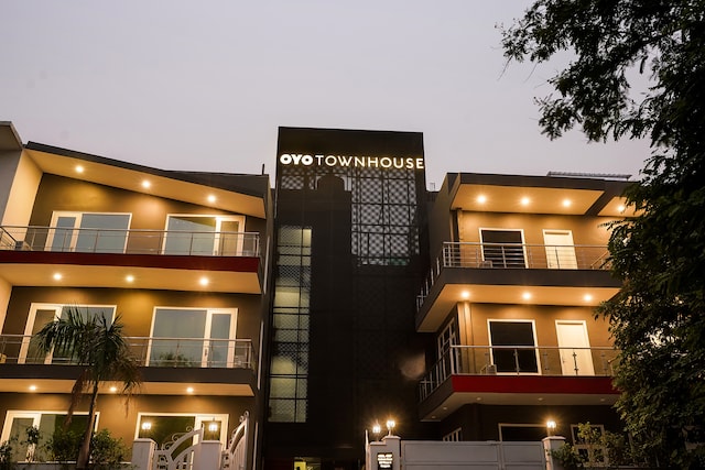 Super Townhouse Galleria Market Near Golf Course Road