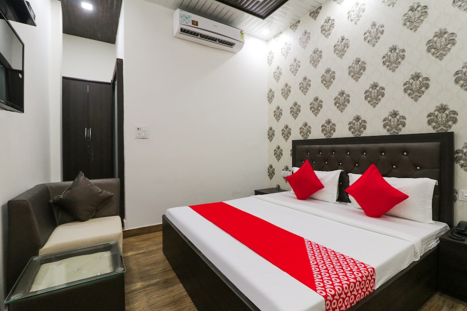 OYO 75882 Hotel Edina Inn, Pitampura - Rohini Delhi, Delhi