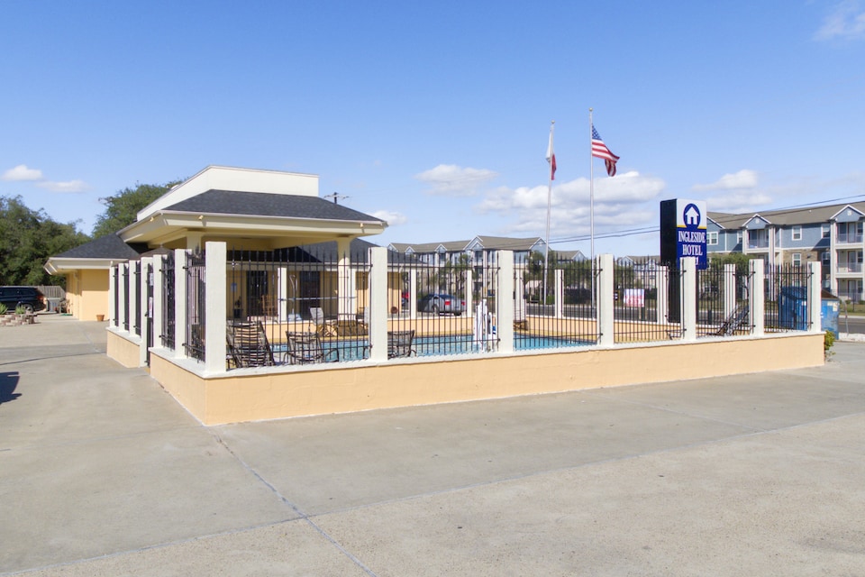 ingleside hotel pool hours