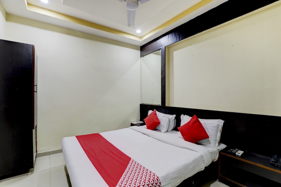 OYO 75892 Hotel Shri Krishna Palace, Vastrapur Ahmedabad, Ahmedabad