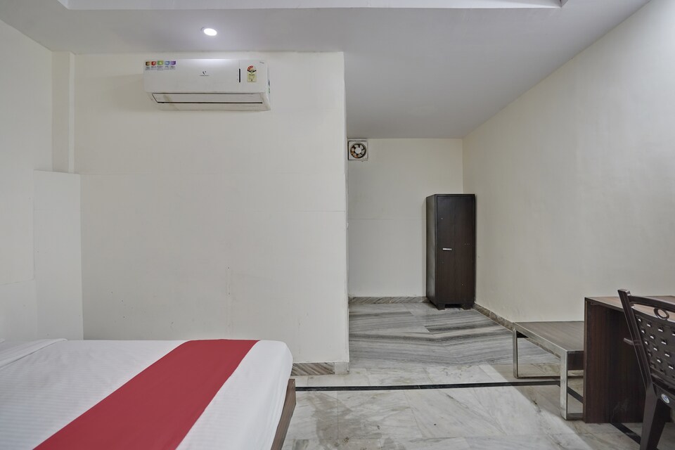 OYO Cosy Tree Near Worlds Of Wonder, Noida City, Noida