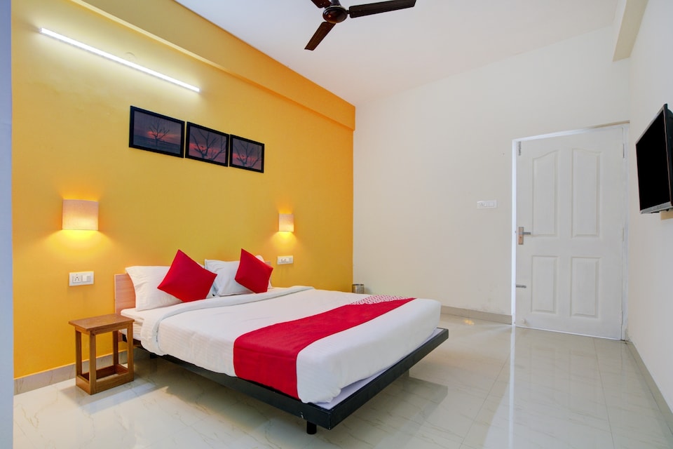 OYO FLAGSHIP 75916 SIMRIN ARCADE, Kaloor Kochi, Kochi