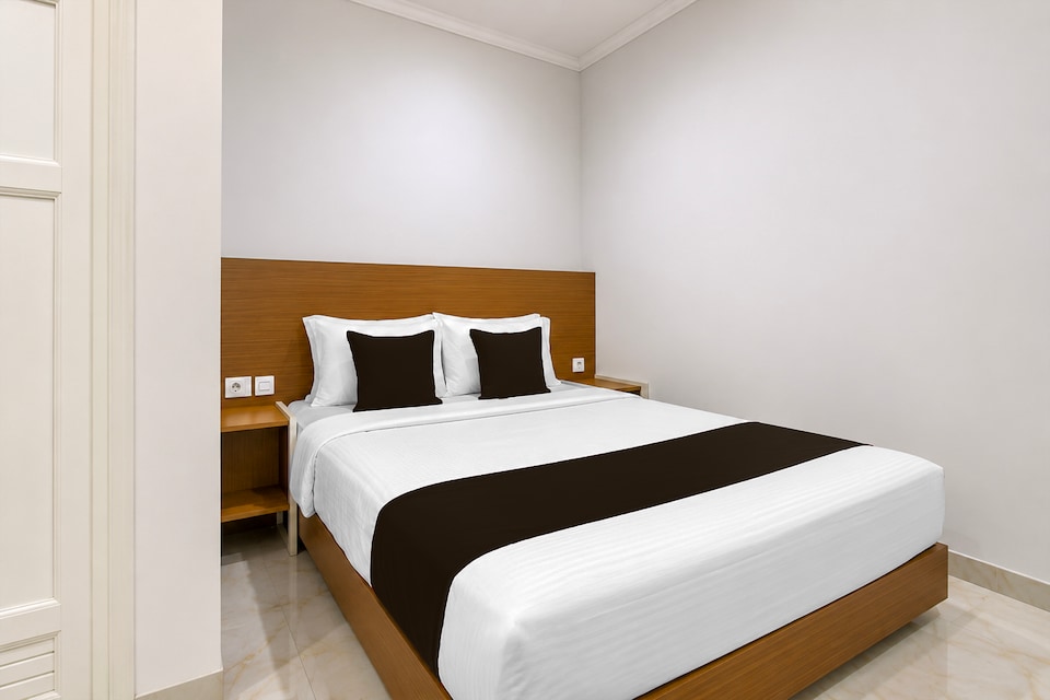Collection O near Ambarrukmo Plaza Mall formerly Damar Kusumo Guest House, Caturtunggal, Yogyakarta