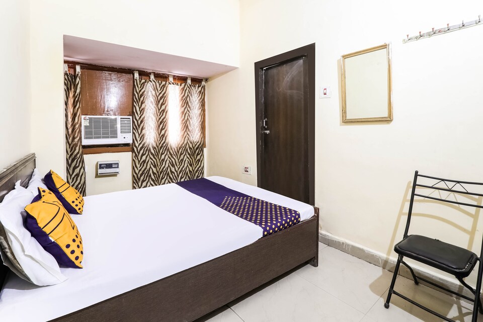 SPOT ON 75933 Hotel Savitri, Hazratganj Lucknow, Lucknow