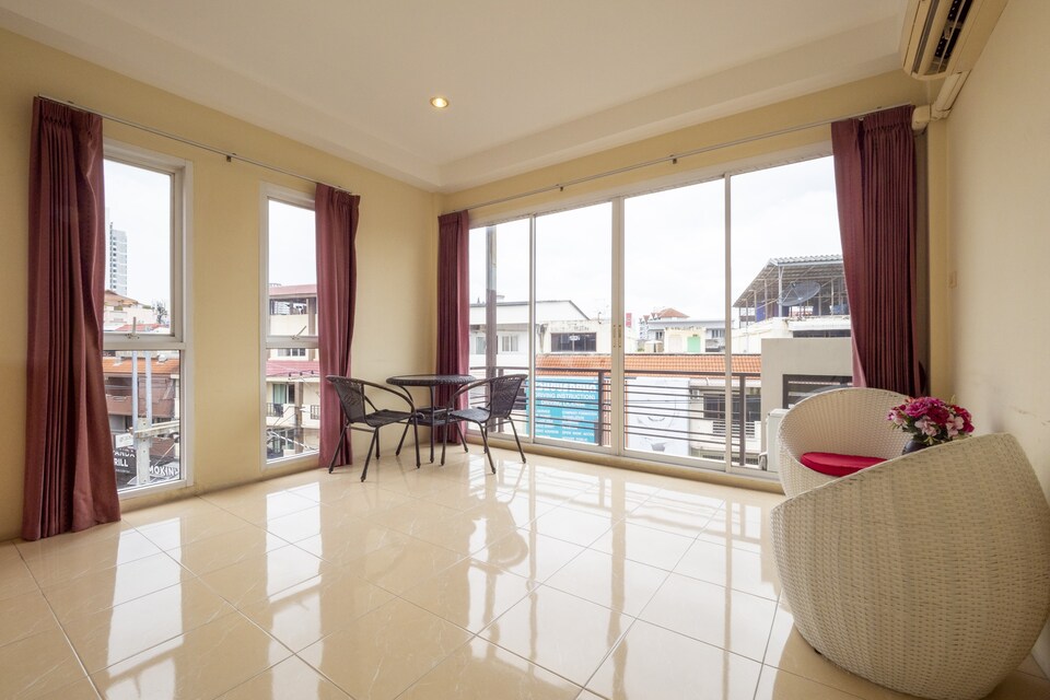 OYO 75350 Hole In One Bar Hotel, Pattaya Beach P0, Pattaya