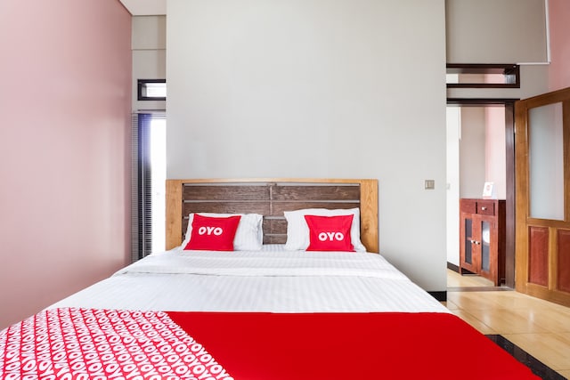 Olomon bir yigitni silkitmoqda Qora tanlilar olomon ayolni sikishdi