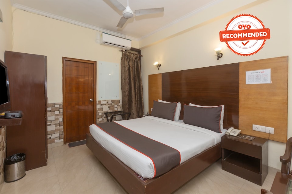 Collection 16365 Delight Inn Near Chattarpur Mandir  Collection