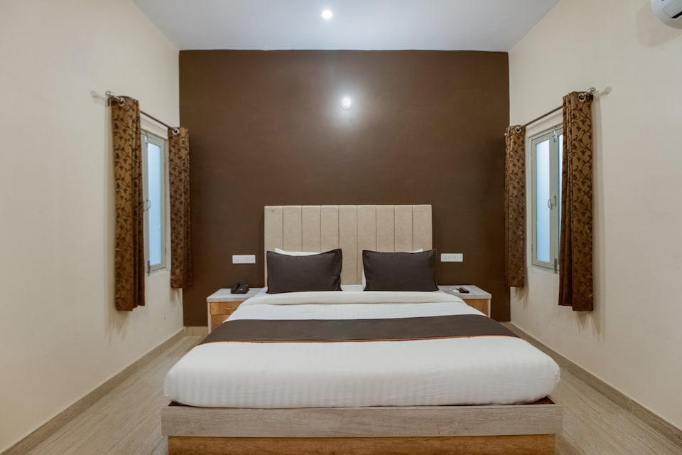 Collection 76042 Hotel Heights And Banquets  Collection Varanasi