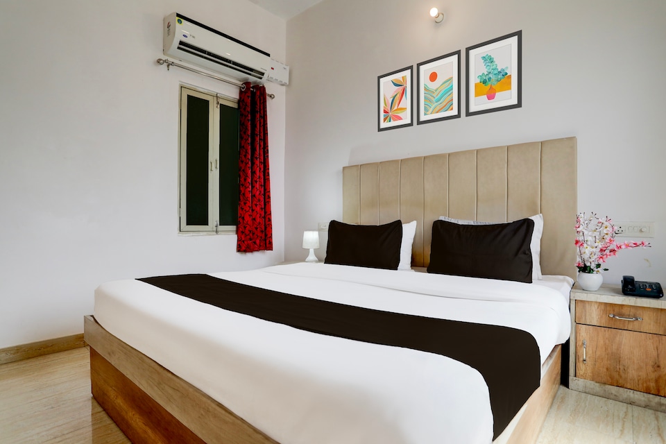 Super Townhouse Hyderabad Gate IIT BHU Formerly RK Heights, Lanka, Varanasi