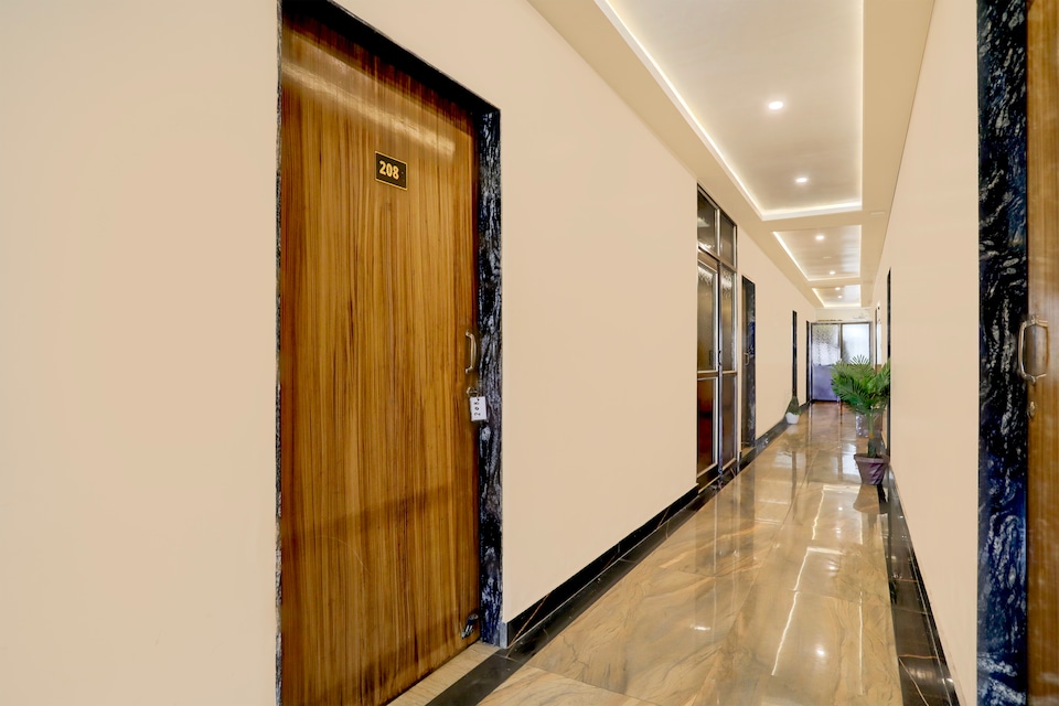 Super Townhouse Hyderabad Gate IIT BHU Formerly RK Heights, Lanka, Varanasi