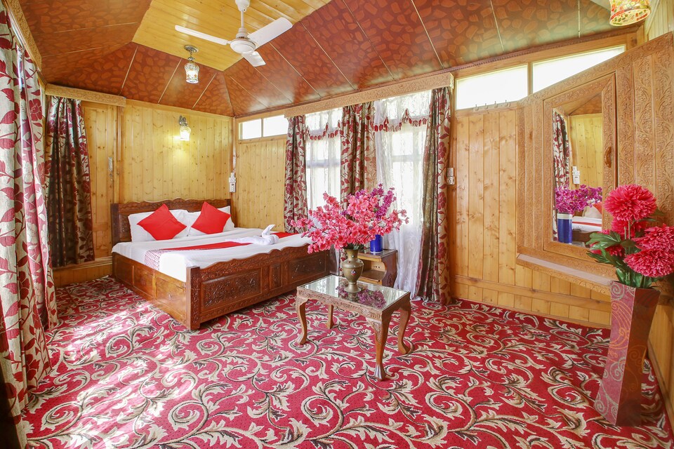 OYO Amina Houseboat, Dal Lake, Srinagar