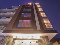 Super TOWNHOUSE THE HOTEL DIAMOND VASUNDHARA