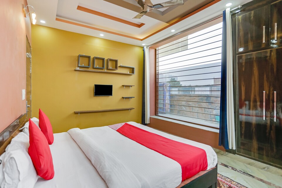 OYO 76178 Premium Stays, Noida Industrial Area Mamura, Noida