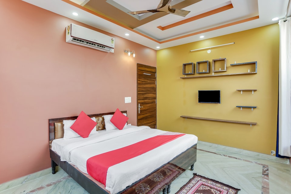 OYO 76178 Premium Stays, Noida Industrial Area Mamura, Noida