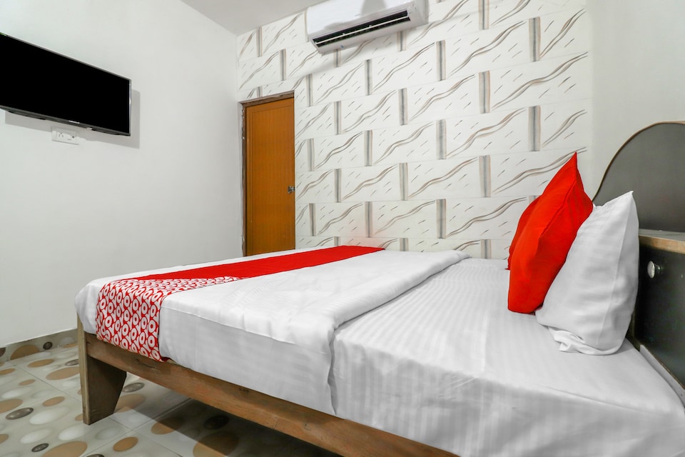 OYO 76226 Hotel Swasthik, Corporate Complex, Agra
