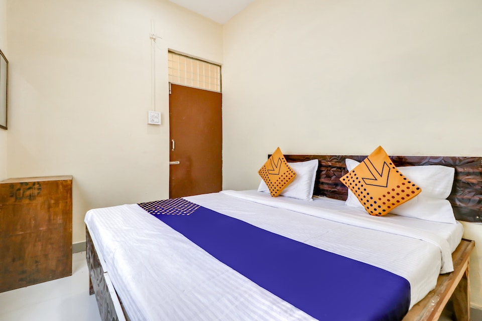 SPOT ON 76239 Hotel Golden, Civil Lines - High Court, Prayagraj