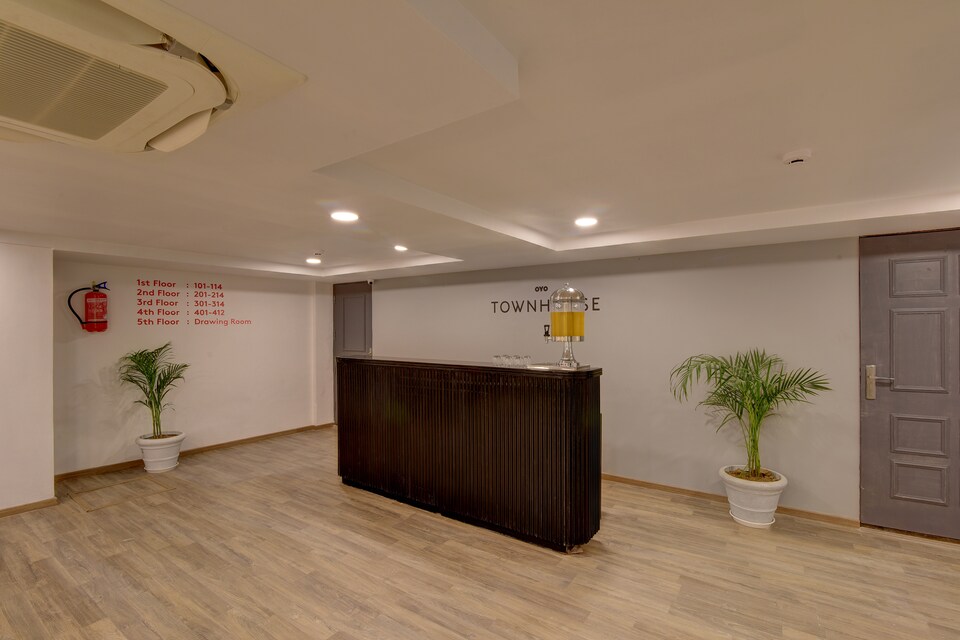 OYO Townhouse 117 Punjabi Bagh Near TDI Mall, Paschim Vihar Delhi, Delhi