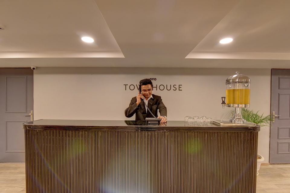 OYO Townhouse 117 Punjabi Bagh Near TDI Mall, Paschim Vihar Delhi, Delhi