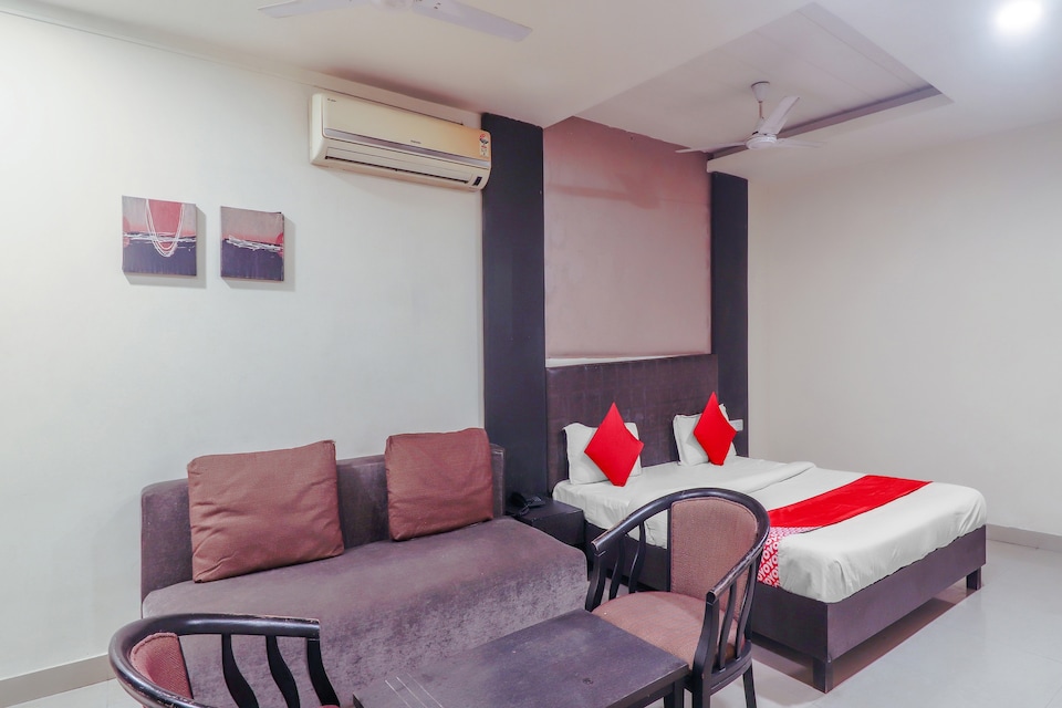 OYO Hotel Sai Manikanta Inn Near Miraj Cinemas - Shalini Shivani, Dilsukhnagar - Kothapet, Hyderabad