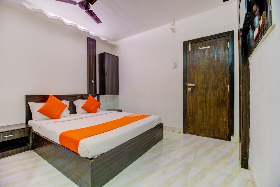 OYO 76486 Silver Moon, Mumbai CST, Mumbai