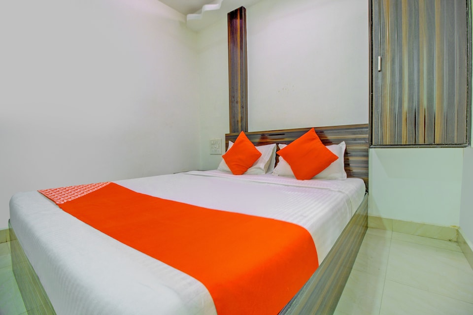 OYO 76486 Silver Moon, Mumbai CST, Mumbai