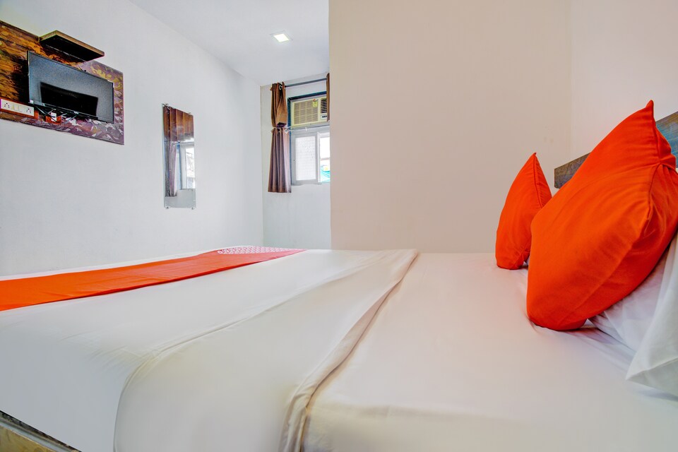 OYO 76486 Silver Moon, Mumbai CST, Mumbai