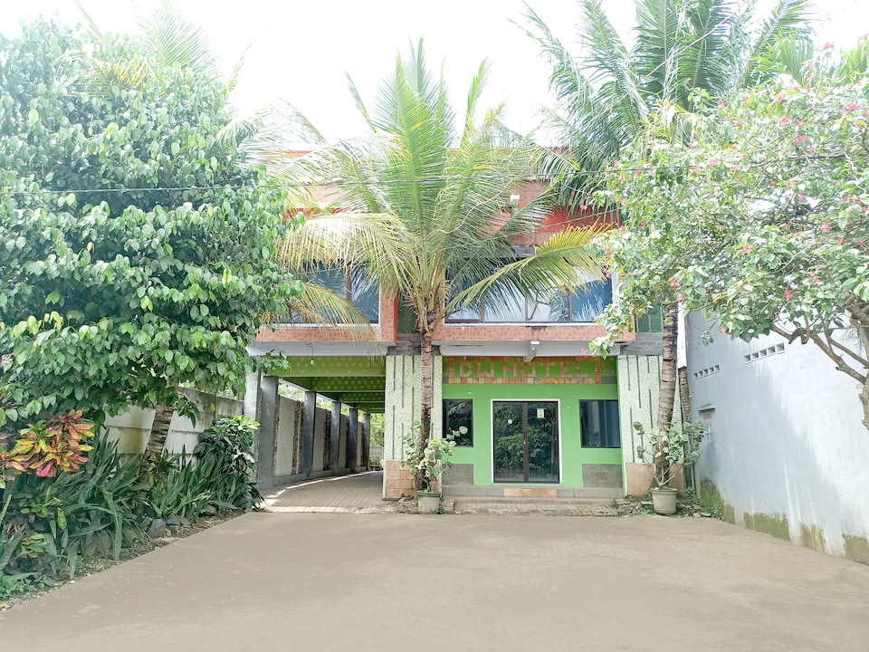 OYO 90093 Dw Hotel, Sumberpucung, Malang