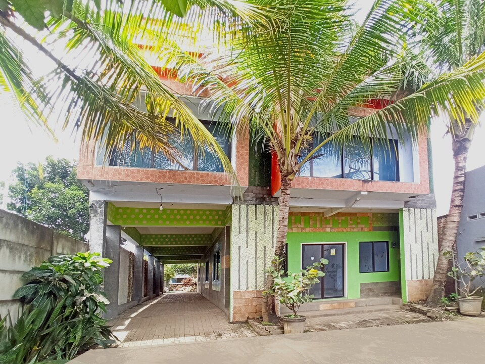 OYO 90093 Dw Hotel, Sumberpucung, Malang
