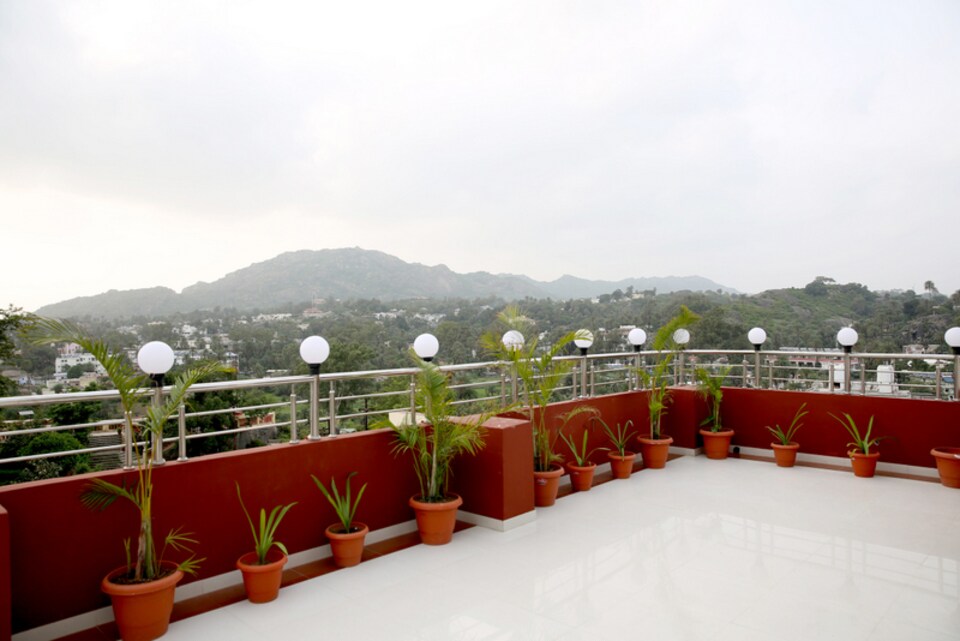OYO 975 Hotel Abu Grand, Mount Abu Central, Mount-Abu