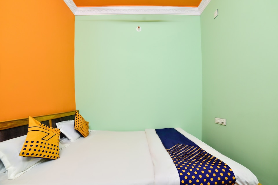 SPOT ON 76526 Devlok Guest House, Bailey Road, Patna