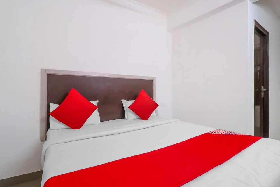 OYO 76541 Krishna Yash Guest House , Noida Expressway SEZ, Noida